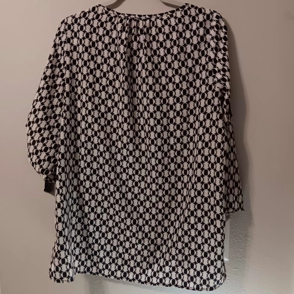 Michael Kors Black & White Geometric Women's Blouse - Picture 4 of 11